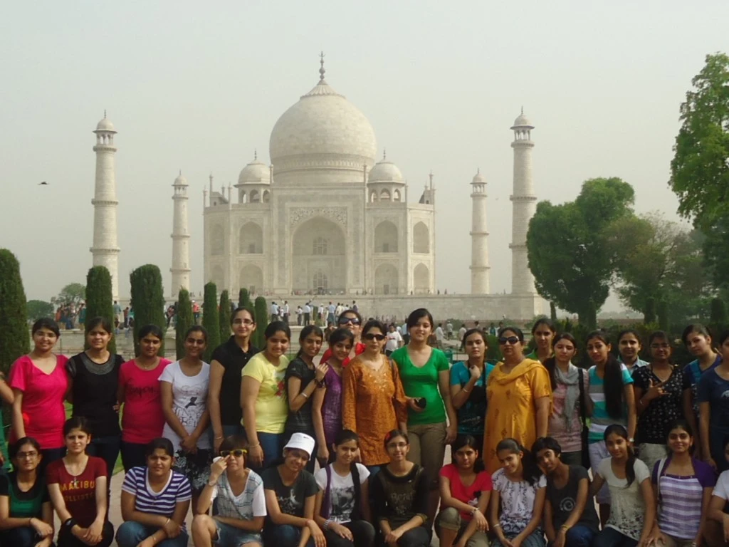 Weekend picnics and day trips enhance experiential learning opportunities.